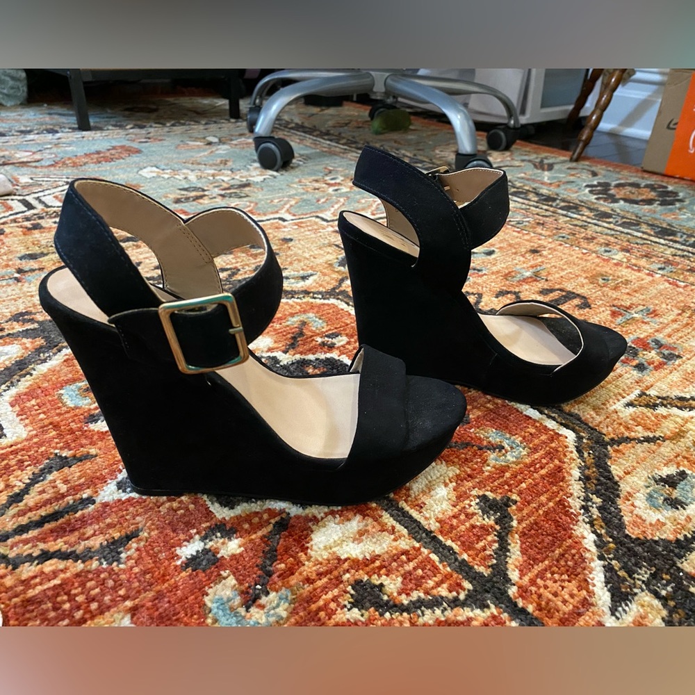 Black wedges